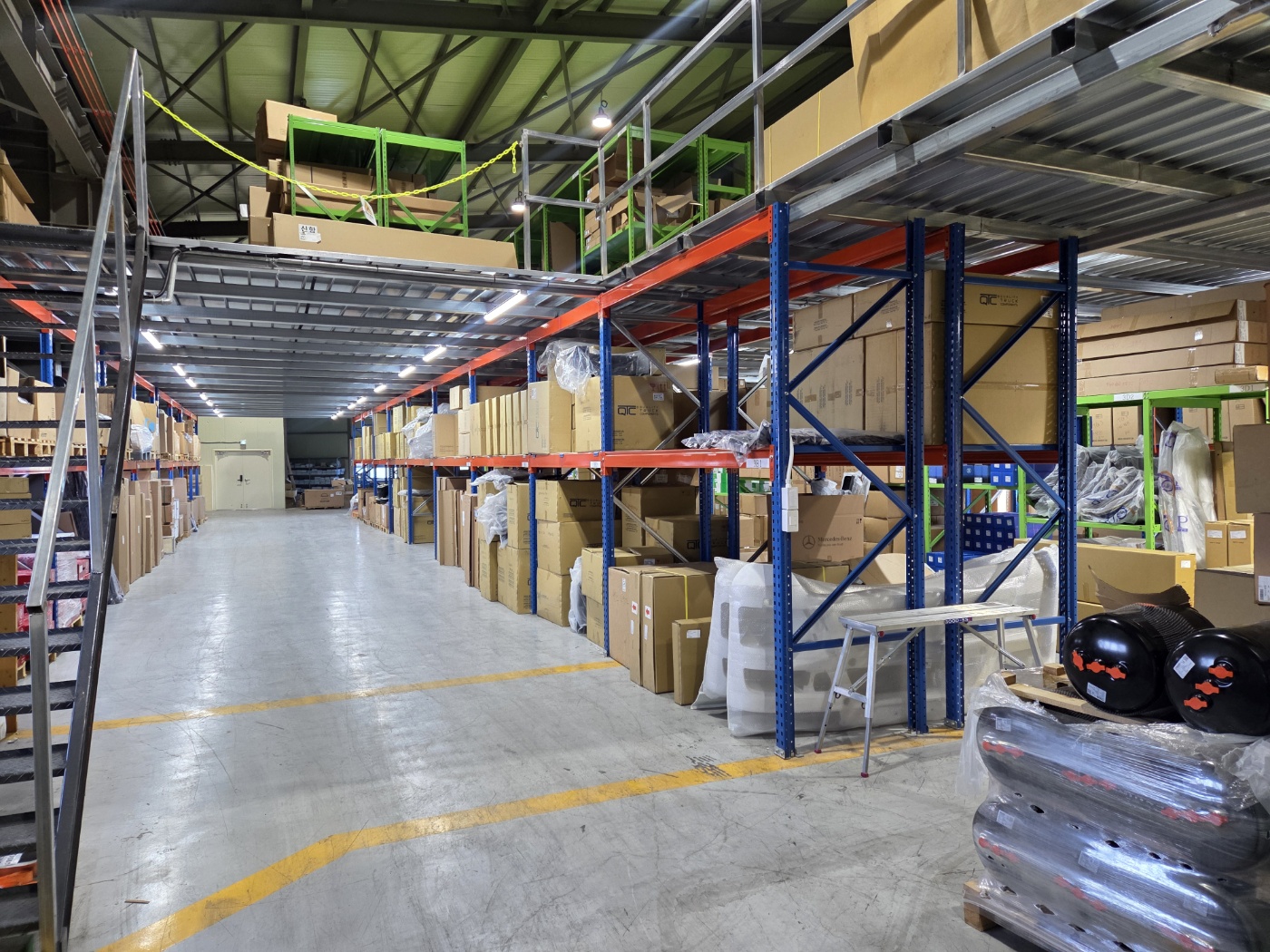 신항 창고 - Image 1